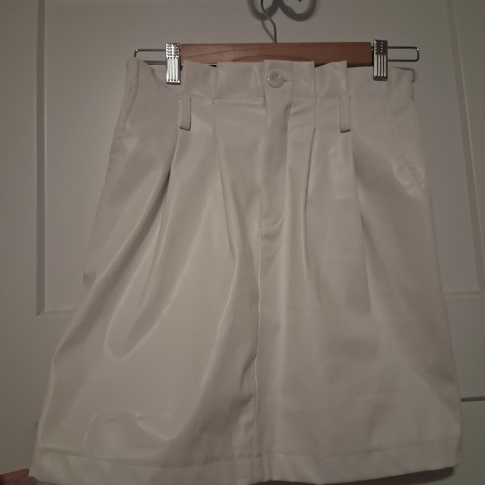 Kendall & Kylie Cream High-Waist Pleated Bermuda Shorts